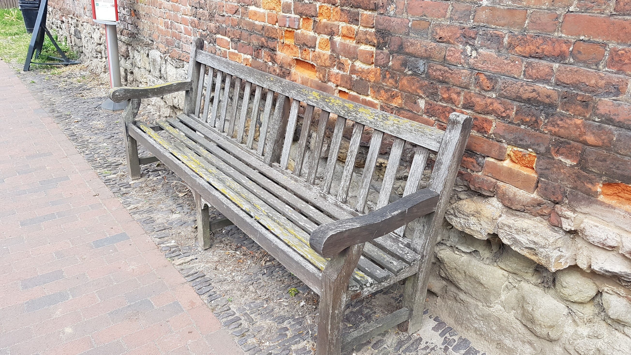 bench-by-brasted-house